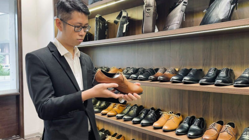 Giày dép là lựa chọn bán hàng online phù hợp cho nam giới